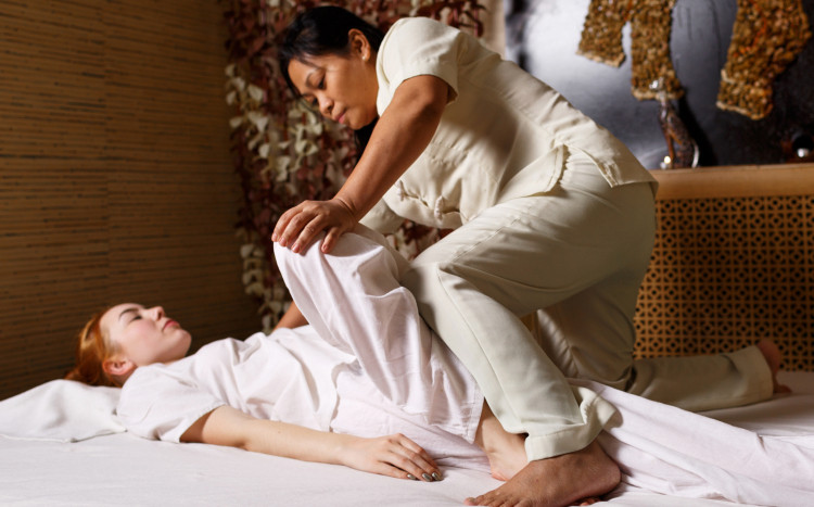 wykonywanie masażu tajskiego