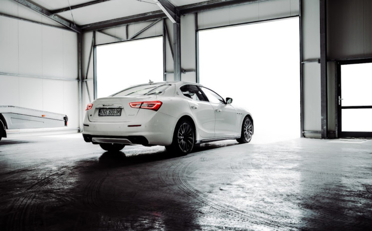 białe Maserati