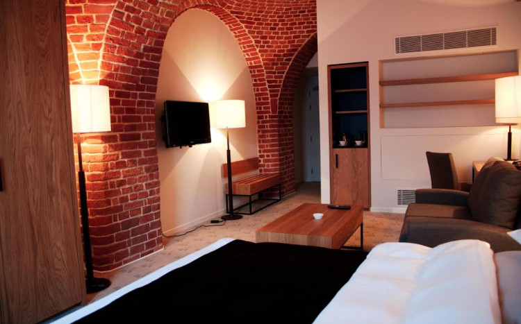 Pokój dla dwóch osób z zabytkowym sklepieniem w hotelu The Granary La Suite