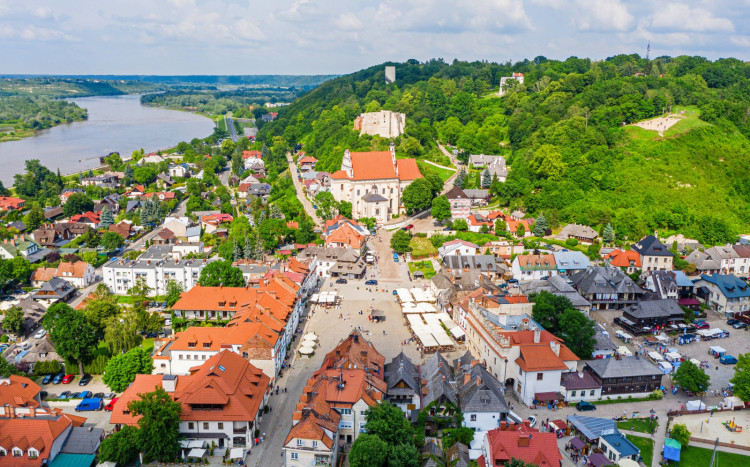 Widok z lotu ptaka na Kazimierz Dolny, jego główny rynek i Wisłę
