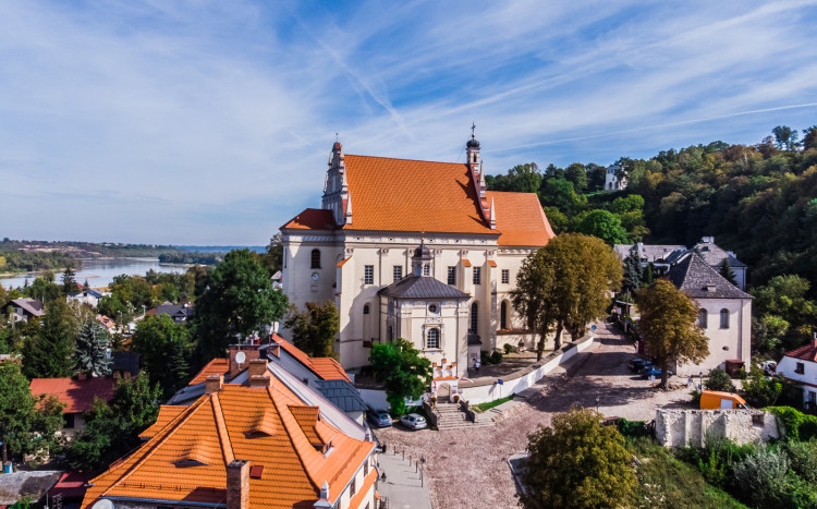 Widok z lotu ptaka na Kazimierz Dolny, jego główny rynek i Wisłę