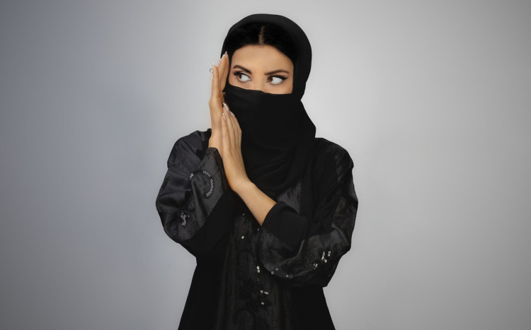 kobieta z zakrytą twarzą