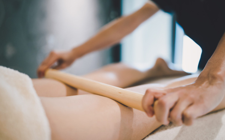 masaż nóg bambusami