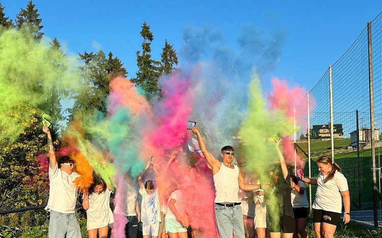 Młodzież bawiąca się na obozie proszkiem holi