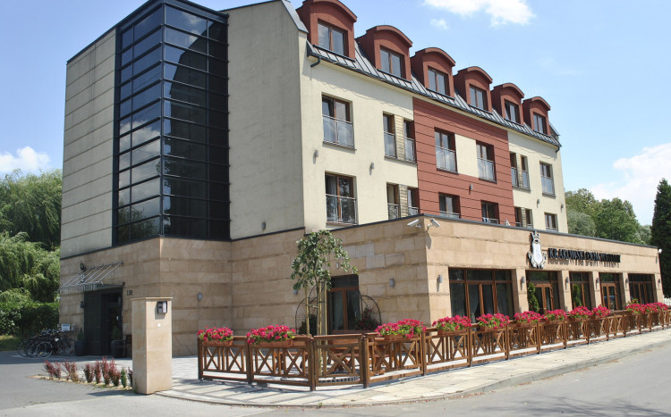 Widok na budynek, jakim jest Hotel Zakliki w Krakowie