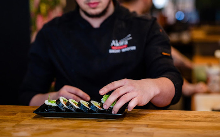 sushi master przygotowuje sushi