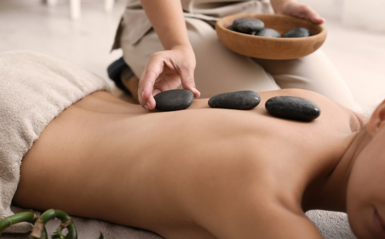 masaż z użyciem kamieni