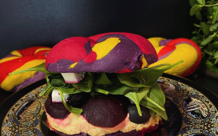 burger z burakiem w Alahamora Magiczna Kawiarnia 