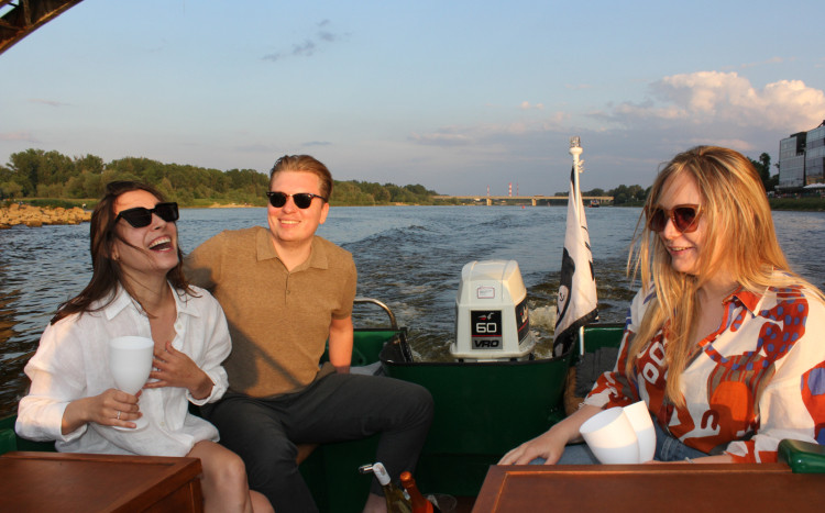 Dwie kobiety i jeden mężczyzna na łódce