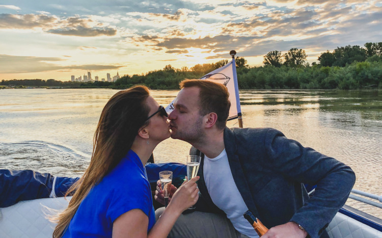 Para zakochanych całująca się na łódce