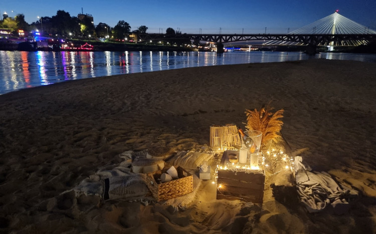 Miejsce na randkę przygotowane na piasku u brzegu rzeki