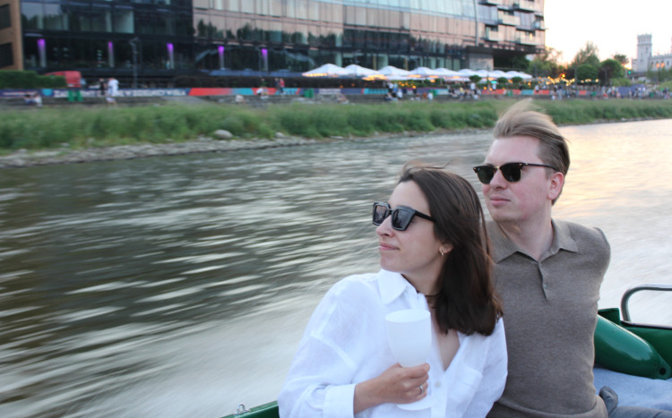 Kobieta i mężczyzna płynący łódką po rzece