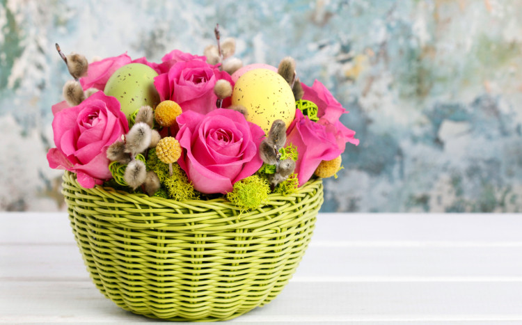flower box z czerwonymi kwiatami i jajkami