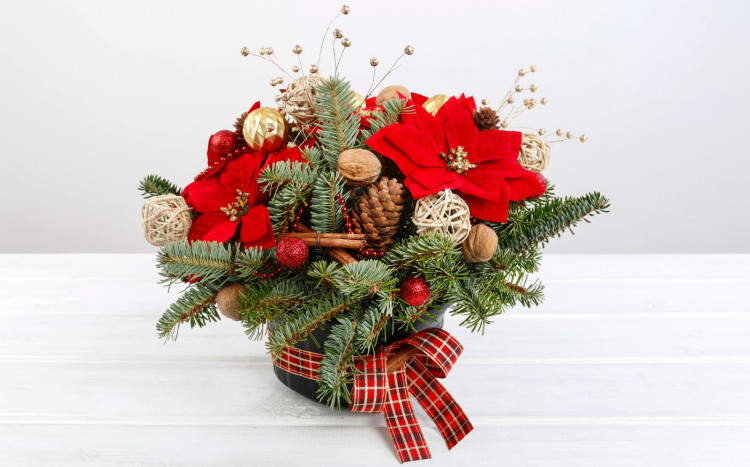 czerwony flower box z akcentem świątecznym