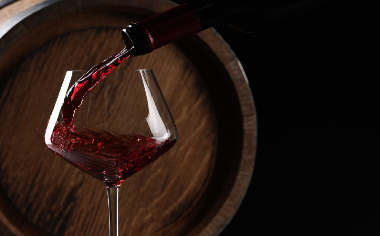 nalewanie wina do kieliszka