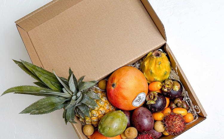 Ananas i kolorowe egzotyczne owoce w pudełku