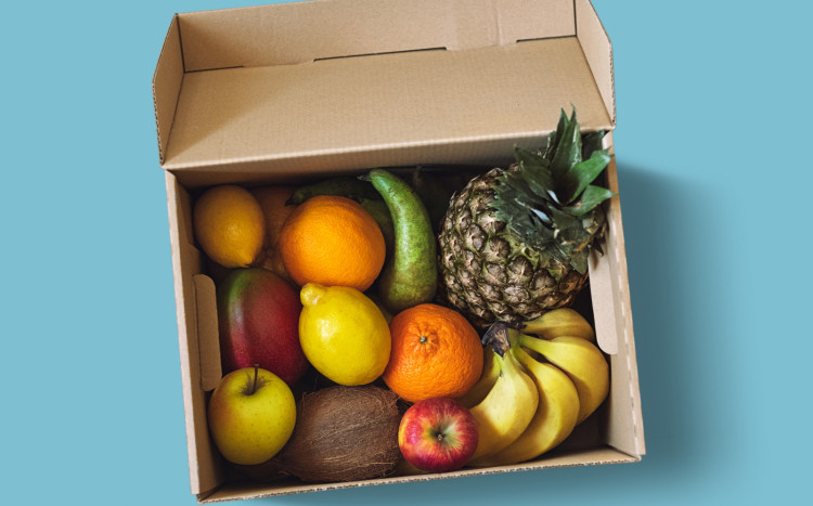 Egzotyczne owoce zapakowane w kartonowe pudełko