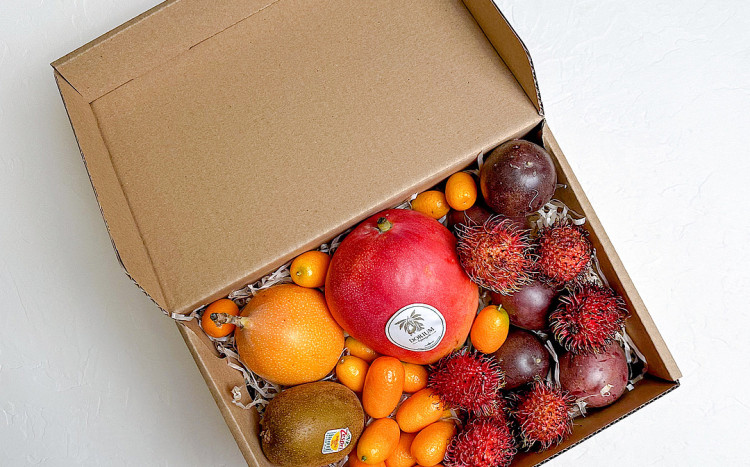 Czerwone i pomarańczowe egzotyczne owoce w pudełku