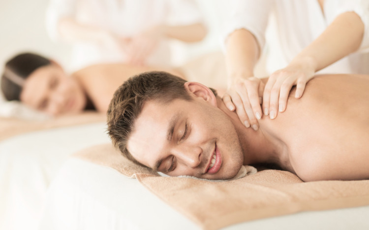 mężczyzna na łóżku do masażu