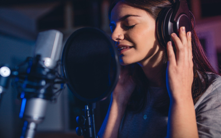 kobieta śpiewa w studio nagrań