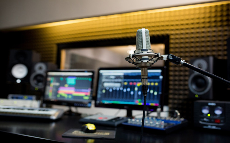 monitory i mikrofon w studio nagrań