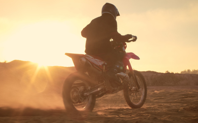 jazda motocyklem o zachodzie słońca