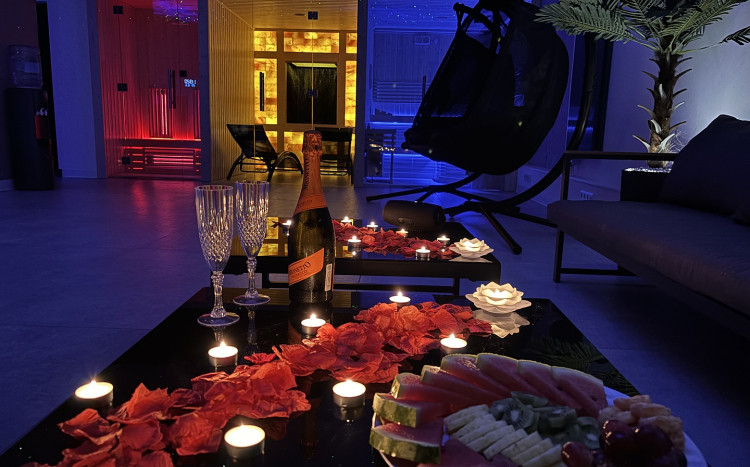 Romantyczny stół z przekąskami i szampanem