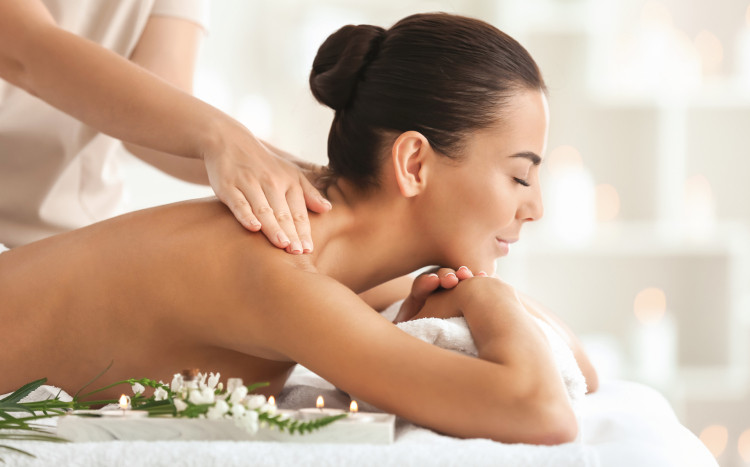 Profil zrelaksowanej kobiety podczas masażu pleców