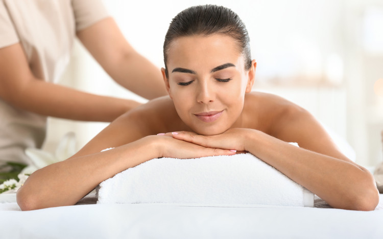 Zadowolona kobieta podczas masażu pleców