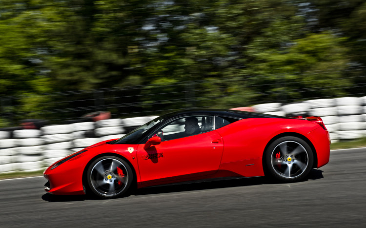 czerowne Ferrari Italia