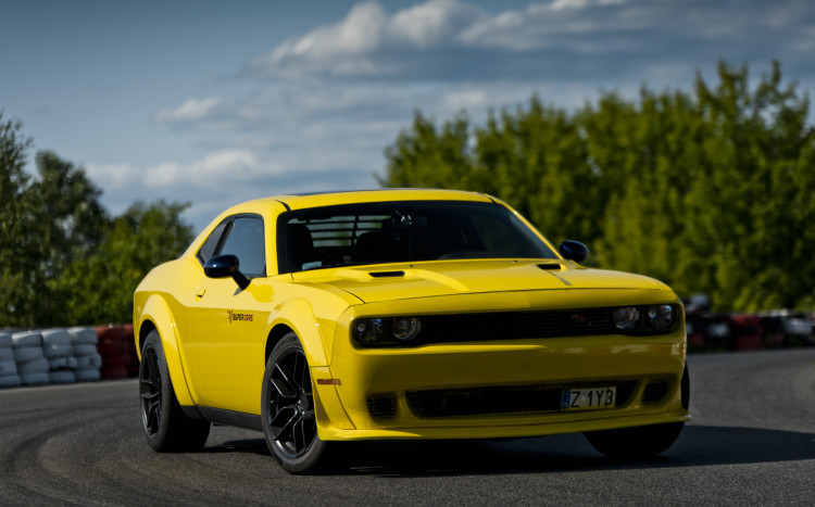 Żółty Dodge Challenger 