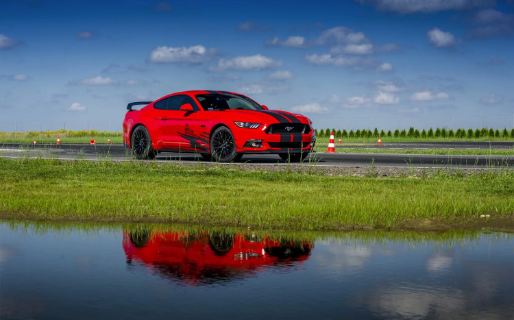 Ford Mustang od boku