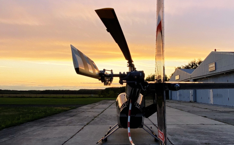 helikopter na tle zachodzącego słońca