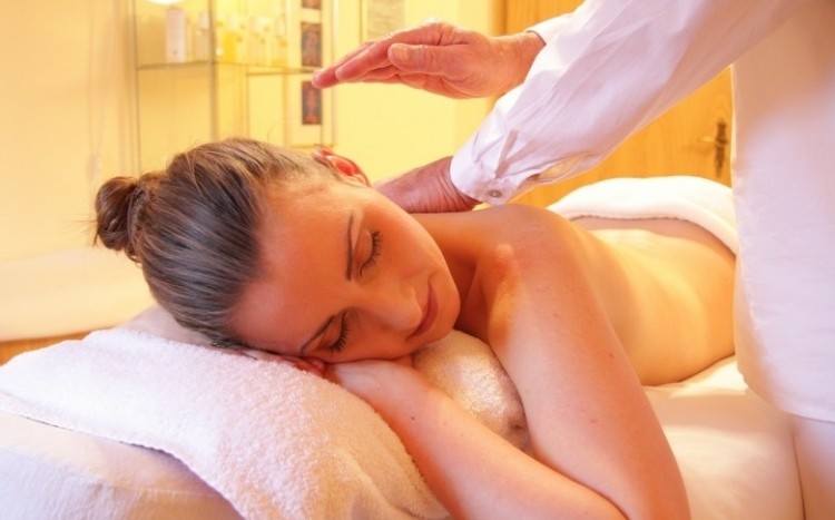 Kobieta podczas masażu pleców