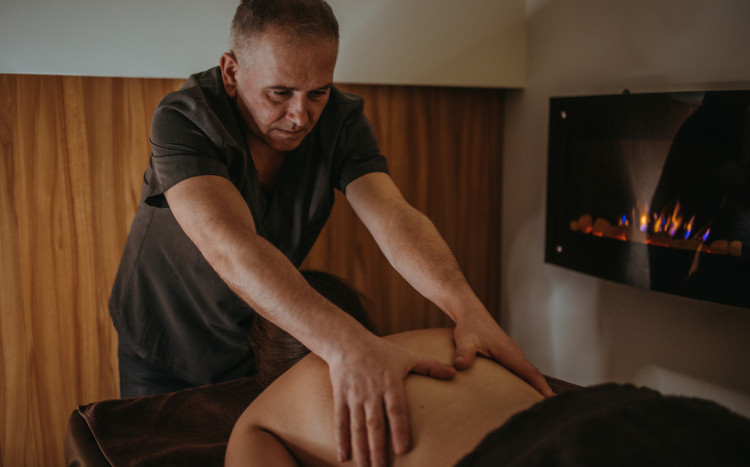 masażysta wykonuje masaż pleców