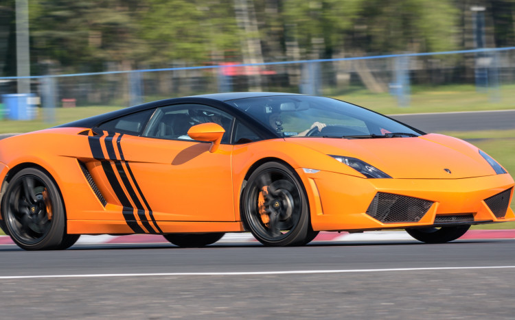 Pomarańczowe Lamborghini Gallardo jadące po torze