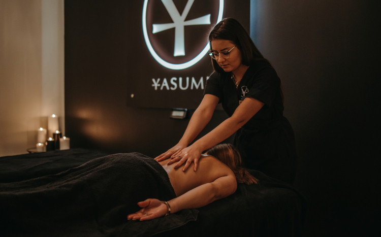 Masażystka wykonuje masaż w salonie Yasumi