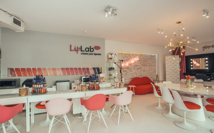wnętrze salonu lip lab w Warszawie