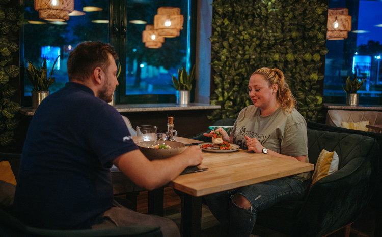 Kobieta i mężczyzna siedzący przy stoliku w restauracji