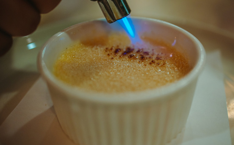 Przypalanie Crème brûlée