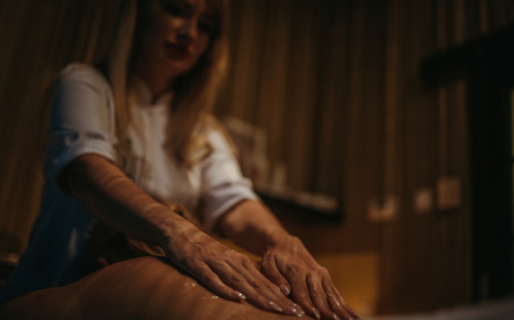 masażystka wykonująca masaż