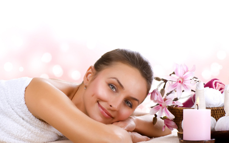 uśmiechnięta kobieta podczas masażu