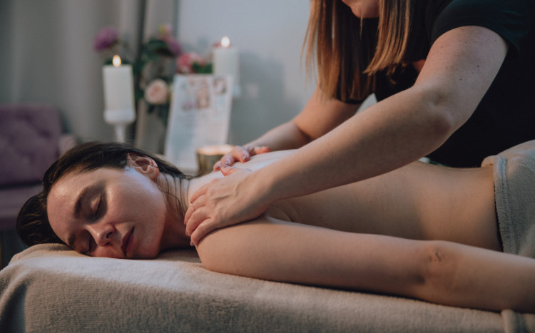 Kobieta w czasie masażu pleców