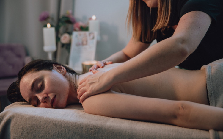 Kobieta w czasie masażu