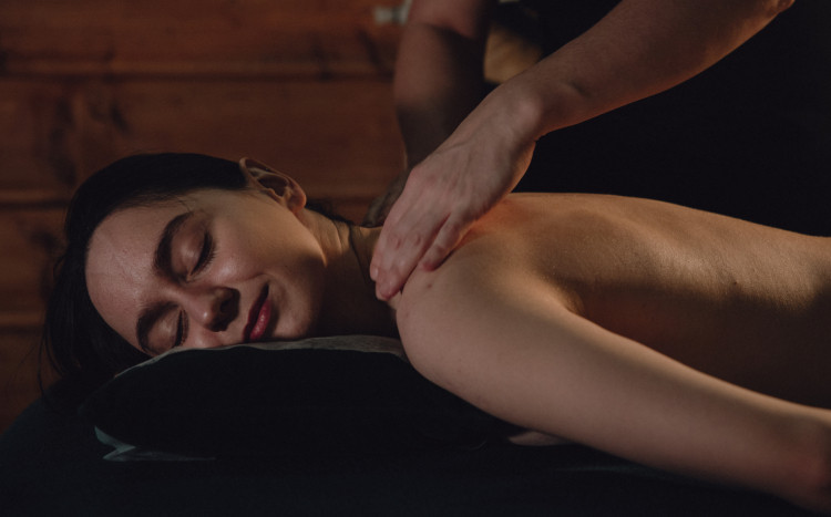 Kobieta w czasie masażu