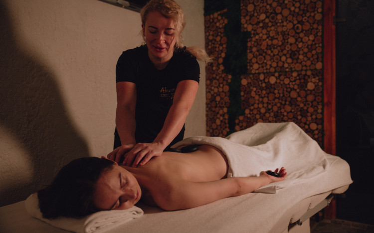 kobieta wykonująca masaż