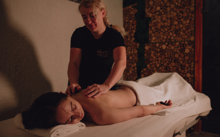 kobieta w gabinecie masażu