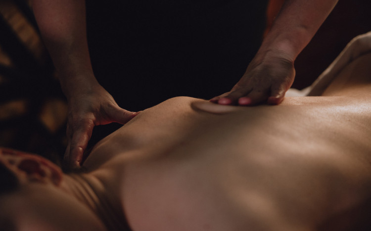 kobieta w czasie balijskiego masażu