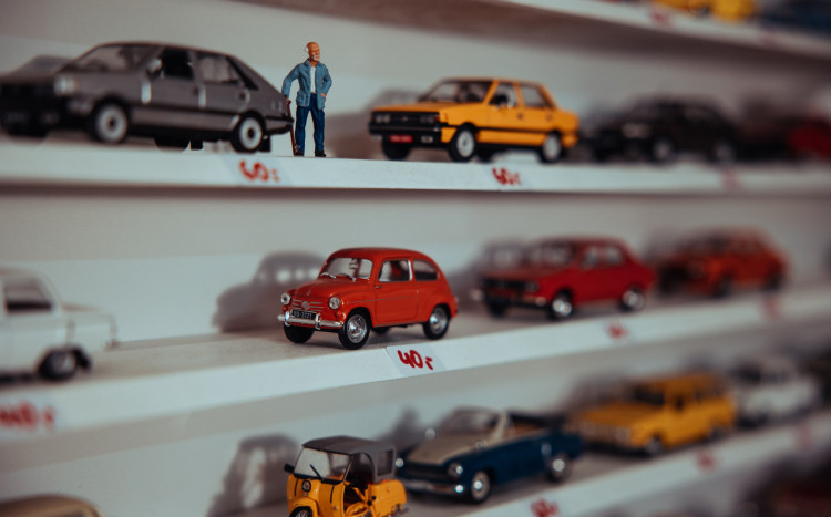modele aut stojące na półce