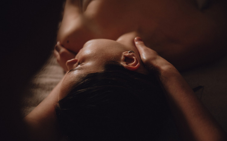 Masażystka wykonująca masaż szyi u kobiety
